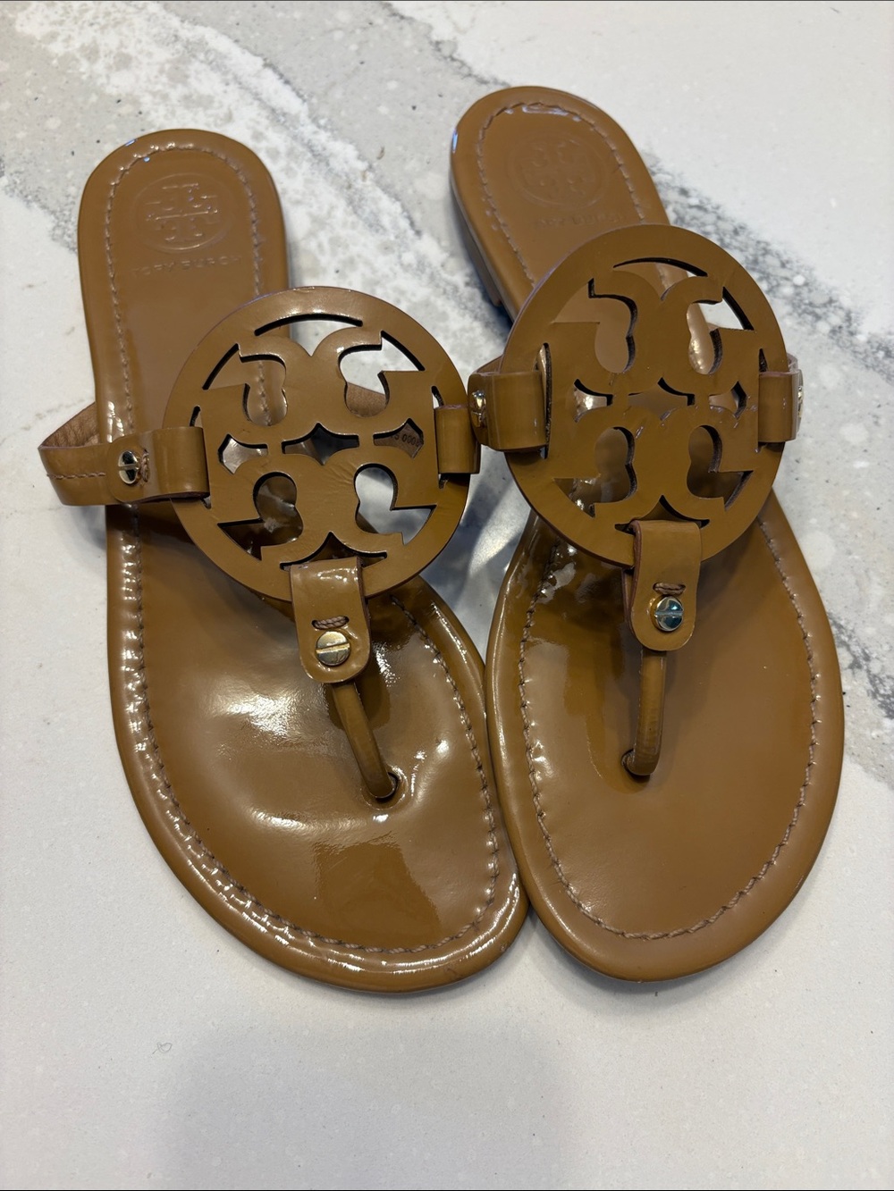 Tory Burch Patent Leather Logo Thong Sandals - Tan/Cognac